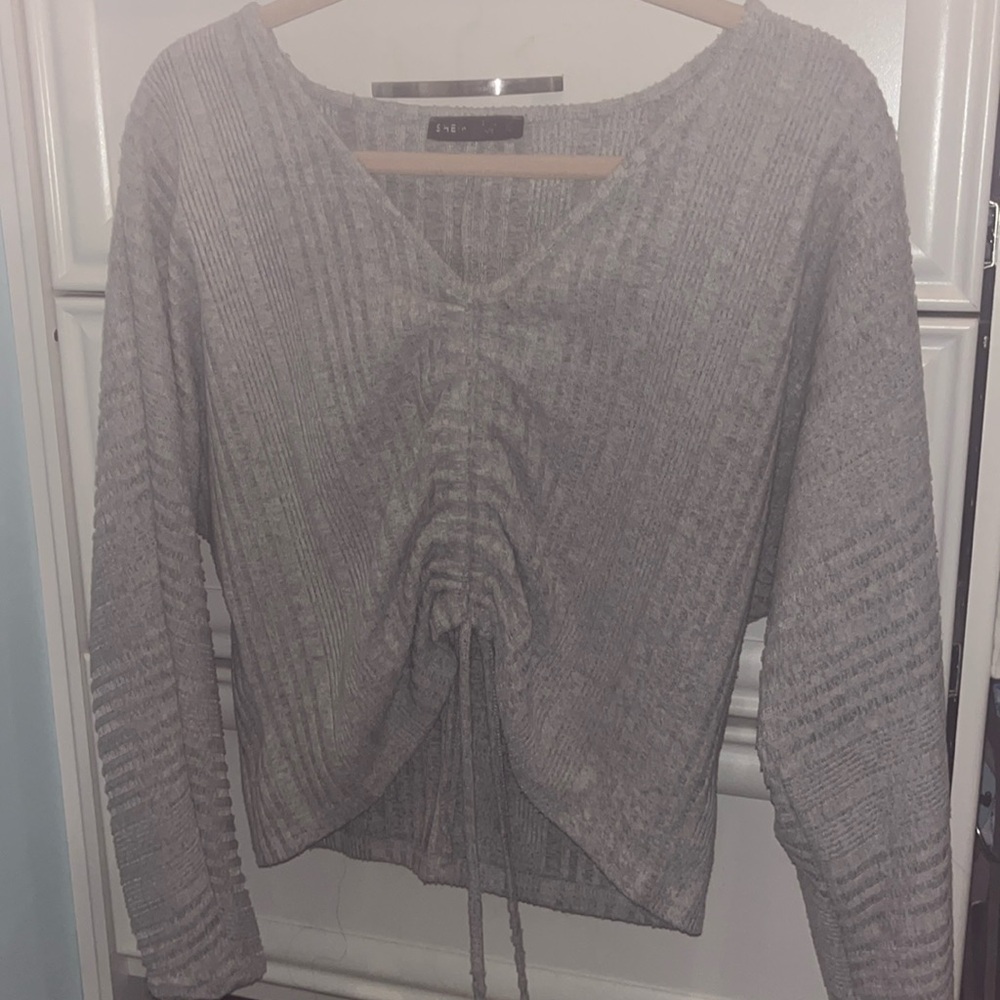 Great light sweater with front scrunch and tie